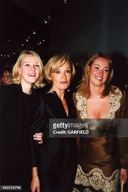 Madame Gallet entourée de ses filles Claire et Sophie lors de la soirée célébrant les 50 ans de création de P. Cardin le 18 avril 2000 à Saint Ouen,...