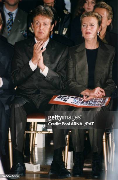 Paul et Linda Mac Cartney assistent au défilé créé par leur fille pour la collection Chloé Prêt-à Porter Printemps-Eté 98, le 15 octobre 1997 à...