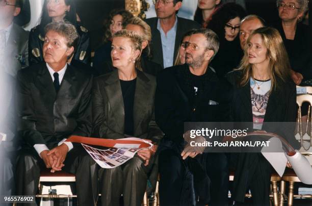 Paul et Linda Mac Cartney, Ringo Starr et Barbara Bach assistent au défilé de la collection Chloé Prêt-à Porter Printemps-Eté 98, le 15 octobre 1997...