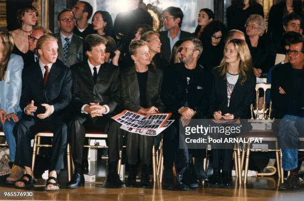 James, Paul, Linda Mac Cartney, Ringo Starr et sa femme Barbara Bach assistent au défilé de la collection Chloé Prêt-à Porter Printemps-Eté 98, le 15...