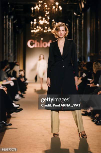 Stella Tennant défile pour la collection Chloé Prêt-à Porter Printemps-Eté 98, le 15 octobre 1997 à Paris, France.