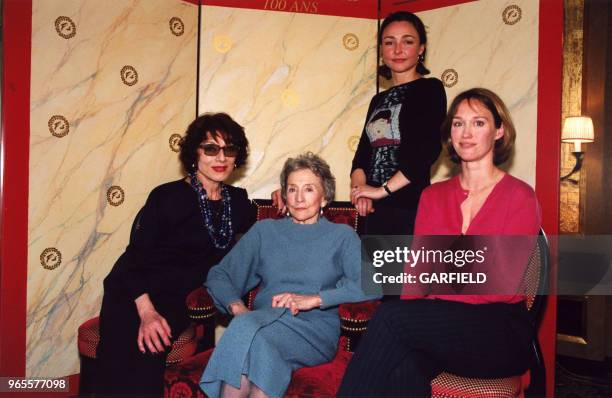 Les nominées pour le Molière de la Comédienne : Judith Magre, Suzanne Flon, Catherine Frot et Marianne Basler au Fouquet's le 14 avril 2000 à Paris,...