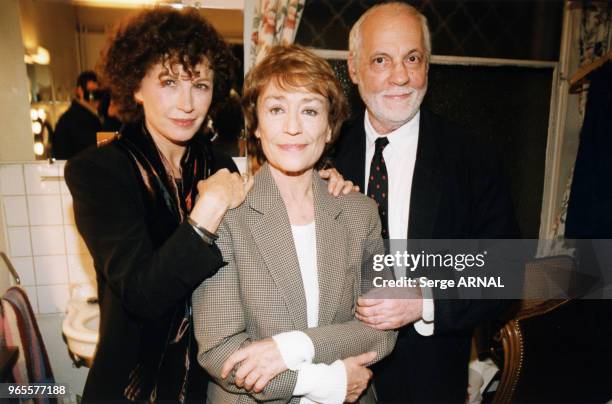 Marlène Jobert et Michel Serrault enrourent Annie Girardot qui joue dans la pièce 'Le 6ème Ciel' le 21 septembre 1998 à Paris, France.