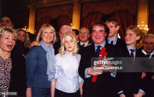 Architecte Jean-Michel Wilmotte entouré de sa famille a été décoré de la Légion d'Honneur le 14 avril 2000 à Paris, France.