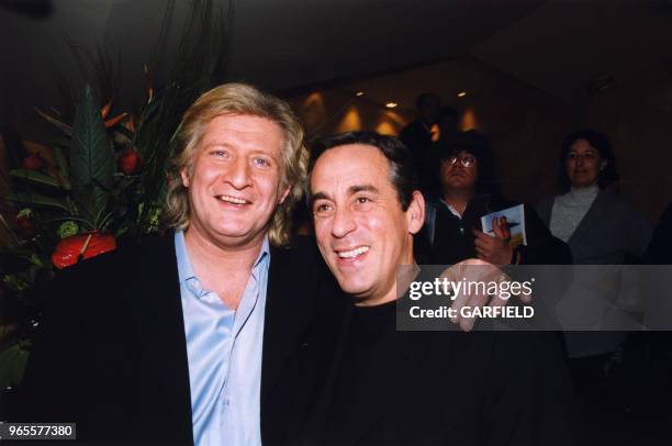 Patrick Sébastien et Thierry Ardisson le 27 mars 2000 à Paris, France.