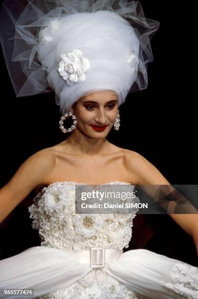 Robe de mariée dans le défilé Jean Patou le 27 janvier 1986 à Paris, France.