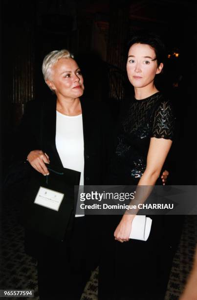 Muriel Robin et Diane de Mac Mahon, compagne de Guillaume Durand le 25 septembre 1998 à Paris, France.