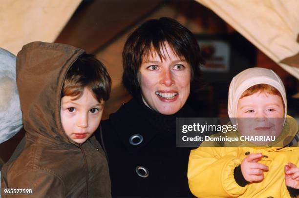 Karine Viard et ses enfants le 25 mars 2000 à Disneyland Paris, France.