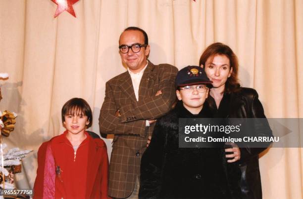 Karl Zéro, sa femme Daisy d'Errata et leurs enfants le 15 octobre 1998 à Paris, France.