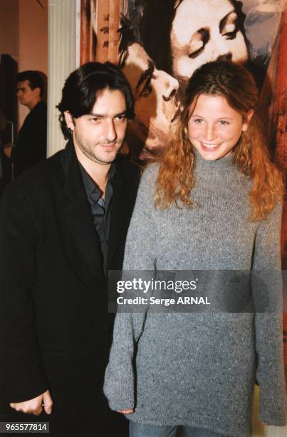 Les acteurs Yvan Attal et Virginie Lanoue à la Première du film 'Cantique de la Racaille' le 14 octobre 1998 à Paris, France.