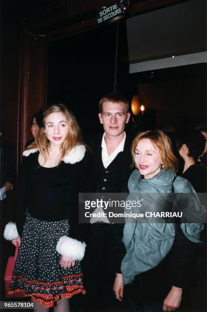 Julie, Guillaume et leur mère Elisabeth Depardieu au théâtre en janvier 1999 à Paris, France.