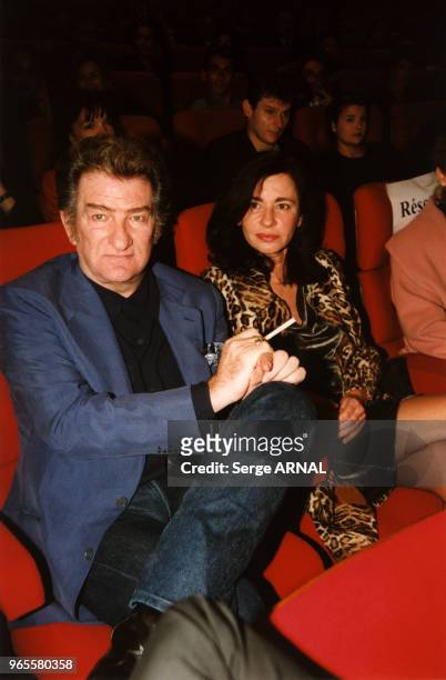 Eddy Mitchell acompagné de sa femme Muriel et de son fils Eddy assis à l'arrière plan, le 19 octobre 1998 à Paris, France.