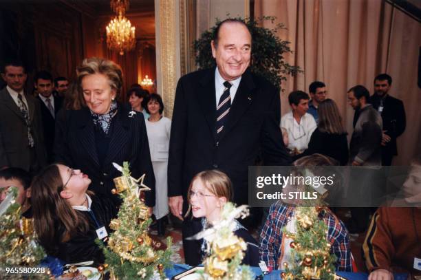 Bernadette et Jacques Chirac assistent au goûter de Noël des enfants à l'Elysée le 15 décembre 1999 à Paris, France.