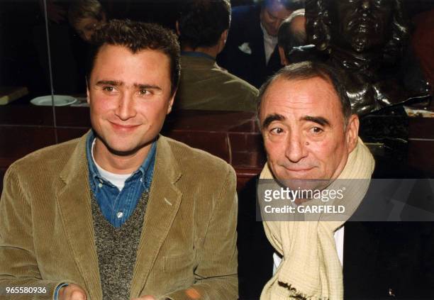 Alexandre et Claude Brasseur le 17 décembre 1999 à Paris, France.