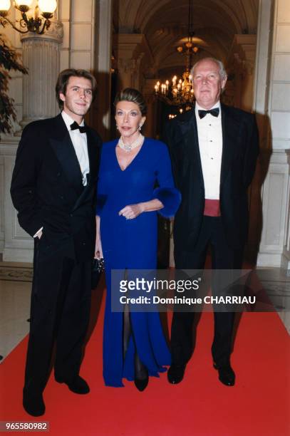 Le Prince Emmanuel-Philibert de Savoie accompagné de sa mère Marina et de son père le Prince Victor-Emmanuel de Savoie le 14 décembre 1999 à Paris,...
