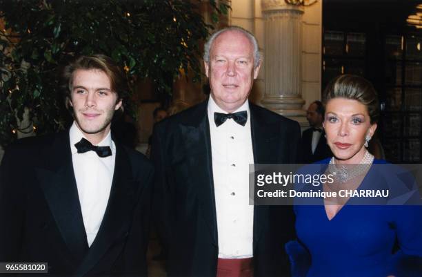 Le Prince Emmanuel-Philibert de Savoie accompagné de son père le Prince Victor-Emmanuel de Savoie et de sa mère Marina le 14 décembre 1999 à Paris,...