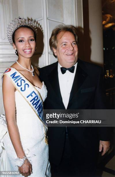 Sonia Rolland, Miss France 2000 en compagnie de l'organisateur de la soirée Massimo Gargia le 14 décembre 1999 à Paris, France.