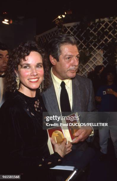 Marcello Mastroianni et Barbara Hershey avec leur Prix d'interprétation le 19 mai 1987 à Cannes, France.