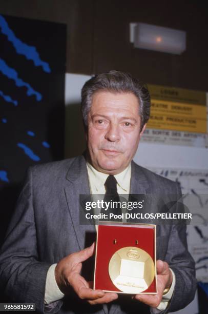 Marcello Mastroianni avec son Prix d'interprétation le 19 mai 1987 à Cannes, France.