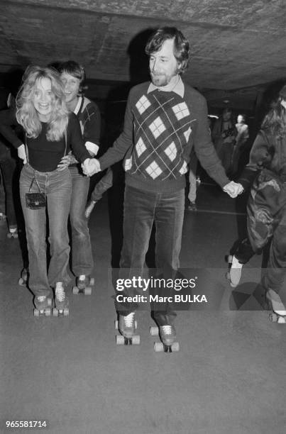 Goldie Hawn, Steven Spielberg et Yves Rénier faisant du roller à la discothèque 'La Main jaune' à Paris en France, le 15 mars 1980.