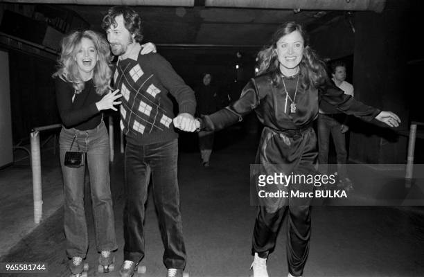 Goldie Hawn, Steven Spielberg et une amie faisant du roller à la discothèque 'La Main jaune' à Paris en France, le 15 mars 1980.
