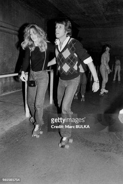 Goldie Hawn et Yves Rénier faisant du roller à la discothèque 'La Main jaune' à Paris en France, le 15 mars 1980.