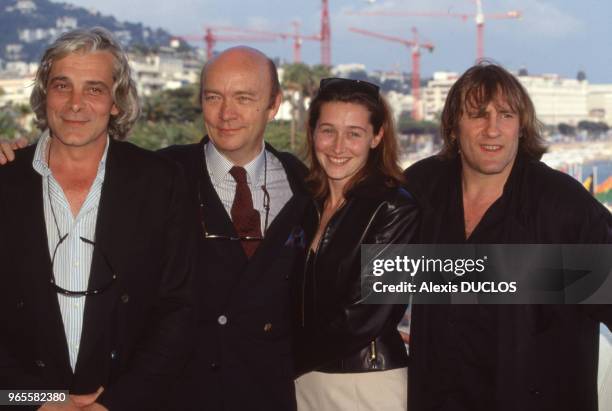 Le metteur en scène Jean-Paul Rappeneau, 2e à gauche, entouré des acteurs de 'Cyrano de Bergerac' Jacques Weber, Anne Brochet et Gérard Depardieu au...