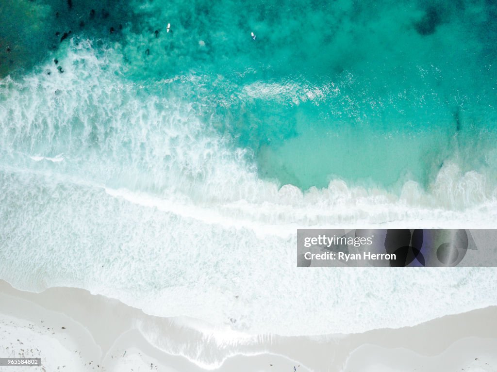 Luchtfoto van golven op Sandy Beach