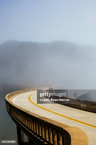朝の霧の道 - ビクスビークリーク ストックフォトと画像