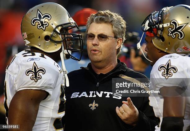 Defensive coordinator Gregg Williams of the New Orleans Saints talks with Jonathan Vilma and Roman Harper on the field prior to Super Bowl XLIV...