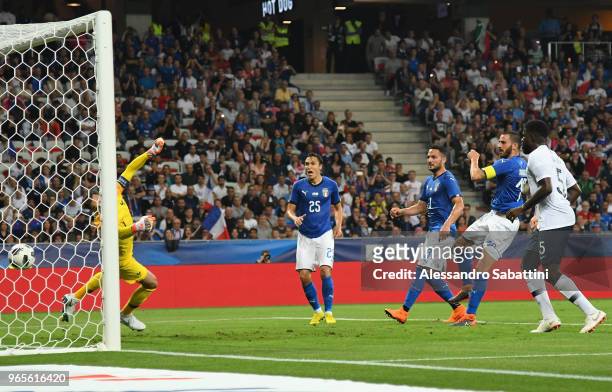 Leonardo Bonucci of Italy scores the 2-1 goal during the International Friendly match between France and Italy at Allianz Riviera Stadium on June 1,...