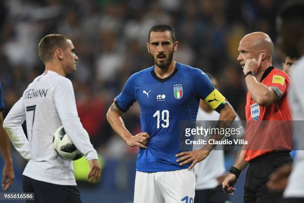 Leonardo Bonucci of Italy and referee Anthony Taylor during the International Friendly match between France and Italy at Allianz Riviera Stadium on...