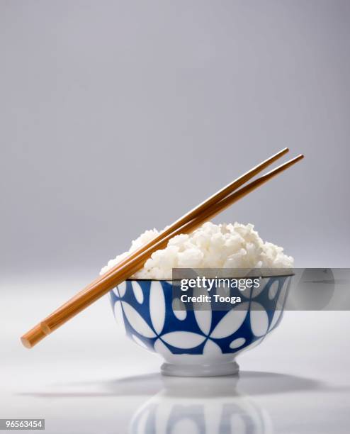 bowl of japanese rice - eetstokje stockfoto's en -beelden