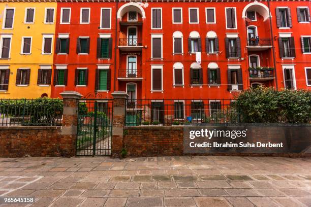 nice colorful apartment block in venice, italy - brillant 個照片及圖片檔