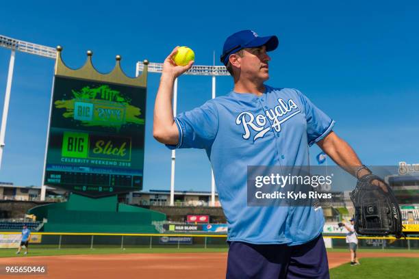 Rob Riggle Hand Up 645 Big Slick Celebrity Softball Game Stock Photos, High-Res Pictures ...