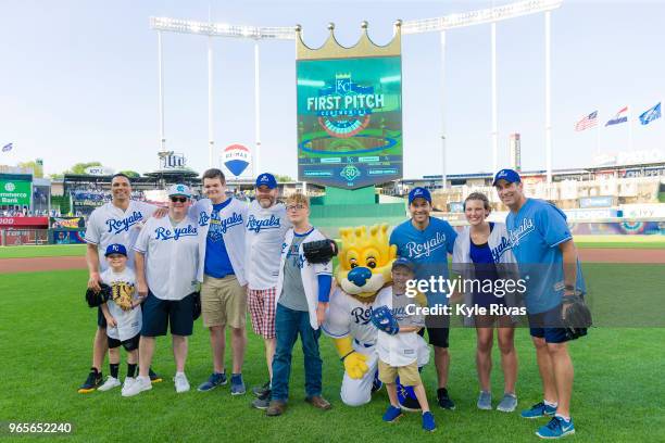 Tony Gonzales, Eric Stonestreet, David Koechner, Paul Rudd and Rob Riggle pose for a photo with the first pitch kids during the Big Slick Celebrity...