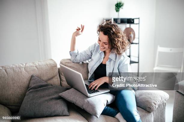 donna che usa la carta di credito per acquistare merce su internet - comodità foto e immagini stock