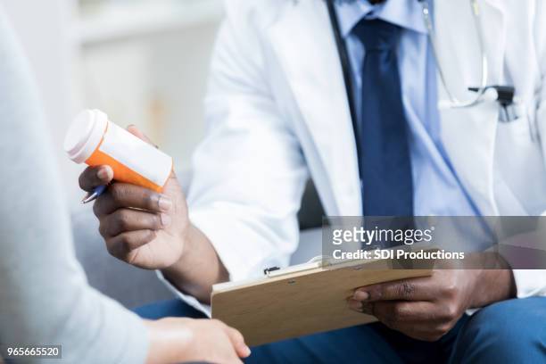 irreconocible doctor da medicamentos pacientes - prozac fotografías e imágenes de stock