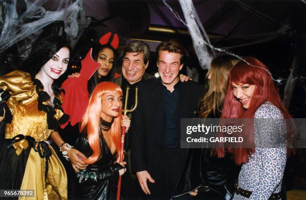 Jean-Pierre et Benjamin Castaldi lors de la soirée Halloween du 31 octobre 1999 au VIP Room à Paris, France.