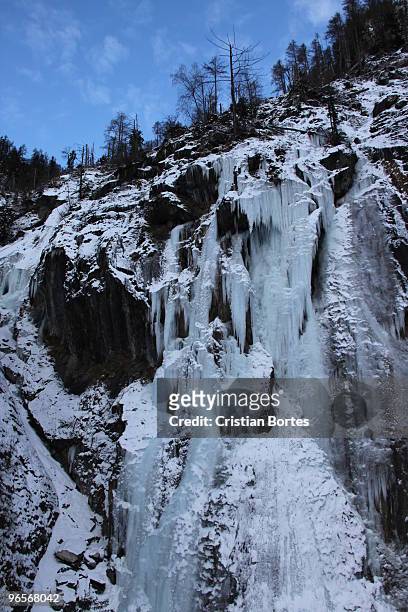 waterfall frozen  - bortes stock pictures, royalty-free photos & images
