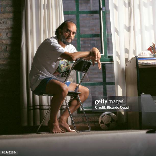 Argentine cartoonist, comics artist and writer Roberto Fontanarrosa poses for pictures at his studio on September 30, 1997 in Rosario, Argentina. .