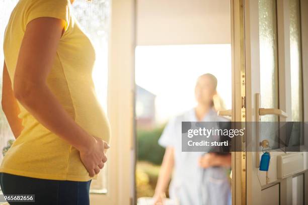 zwangerschap oproep - pregnant women greeting stockfoto's en -beelden