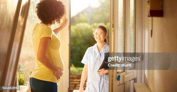 pre-natale thuis bezoek - pregnant women greeting stockfoto's en -beelden