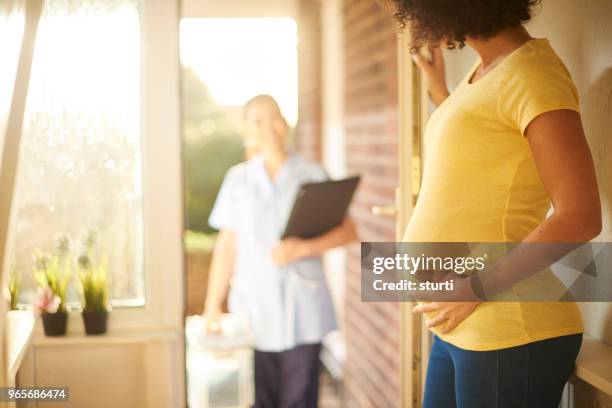 verloskundige check-up - pregnant women greeting stockfoto's en -beelden