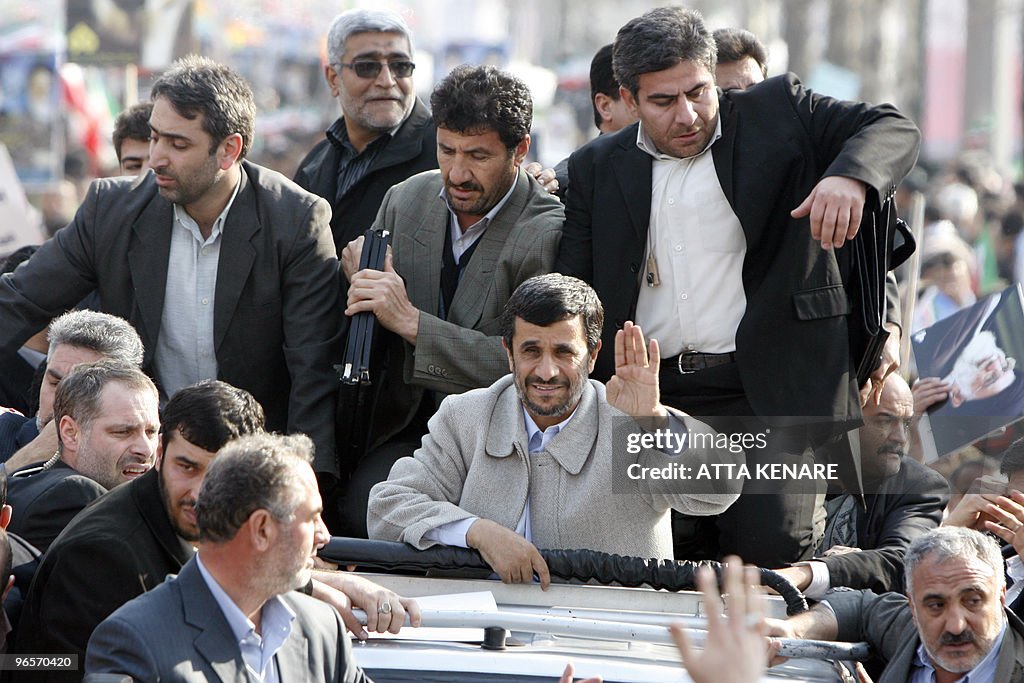 Iranian President Mahmoud Ahmadinejad (C