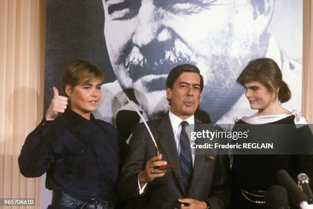 Mario Vargas Llosa Receives The Prize Hemingway From Sisters Margaux and Mariel Hemingway, Paris, March 29, 1985.