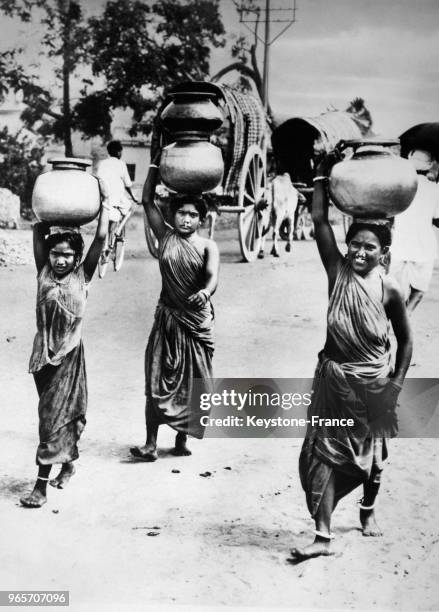 Avec cette vague de chaleur, l'approvisionnement en eau devient un problème dans les villages où il n'y a pas d'eau courante - Ces femmes ont dû...