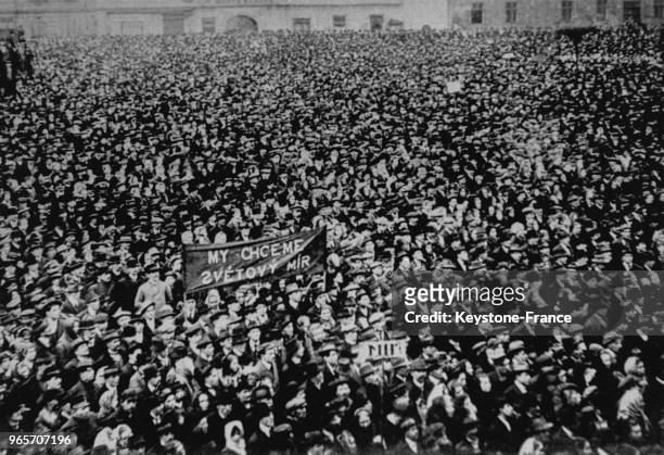 Les ouvriers de Kladno proclamant l'indépendance de la République tchécoslovaque lors de la grève générale du 14 octobre 1918 en Tchécoslovaquie.