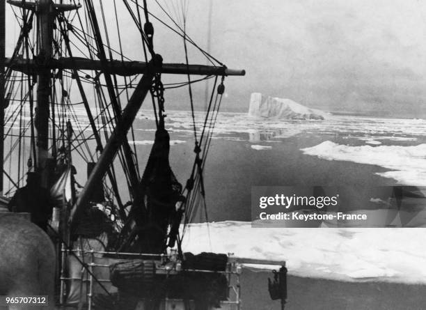 Navire au milieu de la mer de glace de la Côte Est du Groenland où vient d'être sauvée la Famille Volante du Colonel Hutchinson, au Groenland le 13...