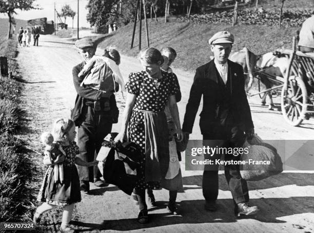 Les Sudètes fuient devant l'avancée des troupes allemandes en Tchécoslovaquie, le 19 septembre 1938.